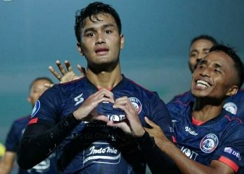 Arema FC Sodok Posisi Persib Bandung