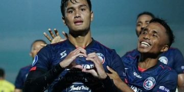 Arema FC Sodok Posisi Persib Bandung