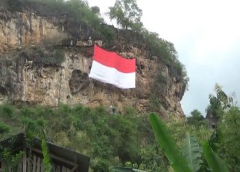 Warga Trenggalek Kibarkan Bendera Raksasa di Hari Pahlawan