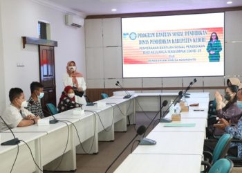 Ketua GNOTA Kediri Mbak Chica Serahkan Bantuan Pendidikan