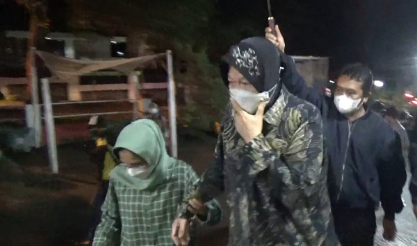 Mensos Risma Kunjungi Korban Pelecehan Seksual di Malang