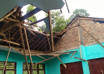 Atap Kelas Ambruk, Siswa Belajar di Musala