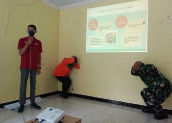 Petugas RSUD SLG memberikan pelatihan mitigasi bencana kepada warga Desa Pamongan, Kediri.