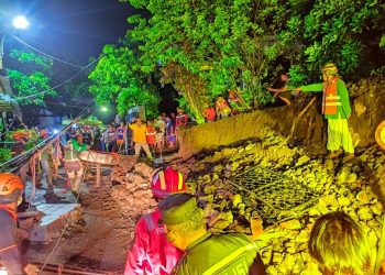 Naik Motor, Ibu dan Dua Anaknya Tertimpa Tembok