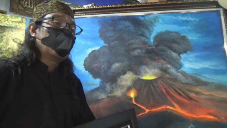 Lukman Hakim menunjukkan lukisan semeru yang dilelang foto : syailendra