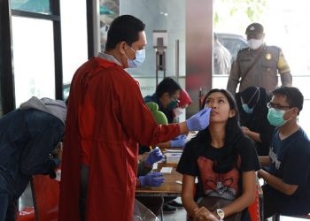 Jelang Natal, Pengunjung Mall Dicek Antigen