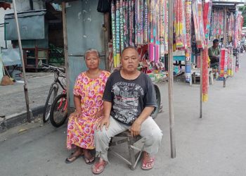 Nasib Pedagang Kembang Api Yang Mulai Mati