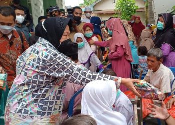 Mensos Risma Beri Bantuan Korban Banjir Bangkalan