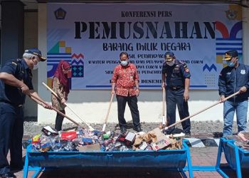 Bea Cukai Kediri Bakar Barang Impor Gelap, Termasuk Sex Toys