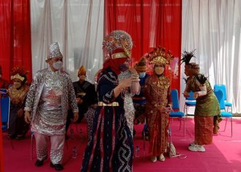 Peringati HUT ke-104, RSUD Dr. Iskak Gelar Pawai Busana Daerah