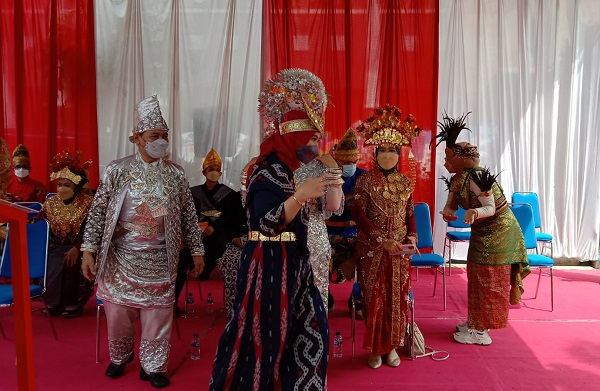 Peringati HUT ke-104, RSUD Dr. Iskak Gelar Pawai Busana Daerah