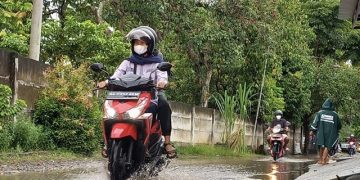 Kondisi jalan di Tulungagung yang tergenang air usai hujan deras. Foto:Bacaini/Setiawan