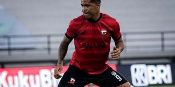 Beto Goncalves saat lakukan pemanasan sebelum pertandingan. Foto: Bacaini/Rusdi
