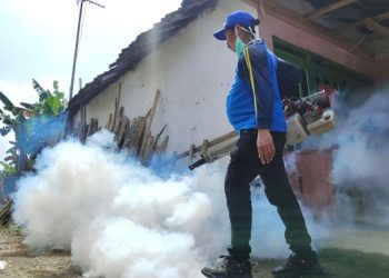 Petugas fogging rumah warga Desa Keling, Kabupaten Kediri. Foto:Bacaini/AK.Jatmiko