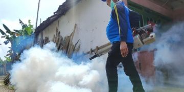 Petugas fogging rumah warga Desa Keling, Kabupaten Kediri. Foto:Bacaini/AK.Jatmiko