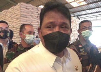 Plt.Bupati Nganjuk saat meninjau gudang tempat penimbunan pupuk bersubsidi bersama Polres Nganjuk. Foto:Bacaini/Asep Bahar