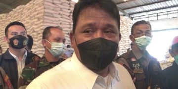 Plt.Bupati Nganjuk saat meninjau gudang tempat penimbunan pupuk bersubsidi bersama Polres Nganjuk. Foto:Bacaini/Asep Bahar