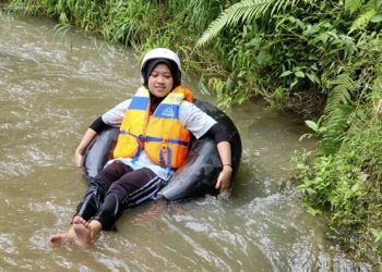 Salah satu pengunjung yang mencoba river tubing di Gua Jegles. Foto:Bacaini/AK.Jatmiko