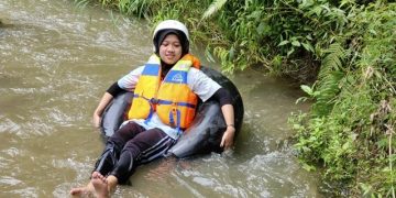 Salah satu pengunjung yang mencoba river tubing di Gua Jegles. Foto:Bacaini/AK.Jatmiko
