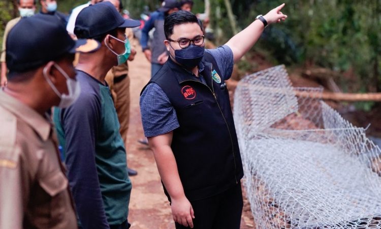 Bupati Kediri Hanindhito Himawan Pramana meninjau lokasi bencana. Foto:Ist