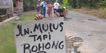 Kerap Picu Kecelakaan, Warga Tanam Pohon Pisang di Jalan Berlubang