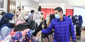 Wali Kota Kediri menyalami peserta Magang Merdeka Scale Up Prodamas. Foto: Humas