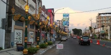 Lampu hias klasik di kawasan Kayutangan Heritage Kota Malang. Foto: Bacaini/A.Ulul