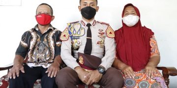 Veni Nardianto berseragam taruna Akpol bersama kedua orang tuanya. Foto: Bacaini/Syailendra