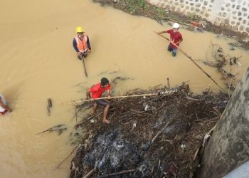 BPBD Kota Kediri Bersihkan Tumpukan Sampah di Sungai