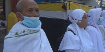 Supiono saat simulasi manasik umroh. Foto: Bacaini/Syailendra