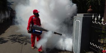 Petugas fogging rumah warga di lingkungan Pesantren. Foto: Bacaini/AK.Jatmiko
