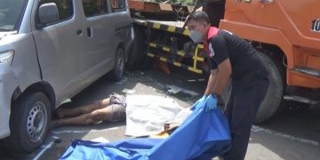 Petugas mengevakuasi korban kecelakaan beruntun. Foto: Bacaini/Syailendra