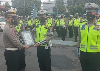 Selamatkan Nyawa Mahasiswi, Polisi Ini Terima Penghargaan