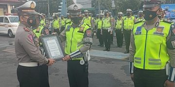 Kasatlantas Polres Kediri Kota, AKP Pandri berikan penghargaan atas kinerja anggotanya. Foto: Bacani