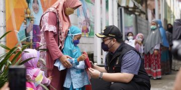 Mas Dhito beri hadiah peserta vaksin anak. Foto: Ist