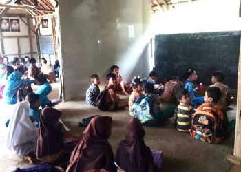 Satu Bulan Siswa SD Bangkalan Sekolah di Garasi Mobil