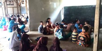 Pelajar SD di Bangkalan sekolah di garasi mobil milik warga. Foto: Bacaini/Rusdi