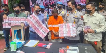Dukun palsu bersama barang bukti diamankan Satreskrim Polresta Malang. Foto: Bacaini/A.Ulul