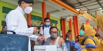 Vaksin booster untuk tenaga pendidik di SDN 1 Sumbergedong, Trenggalek. Foto: Bacaini/Aby