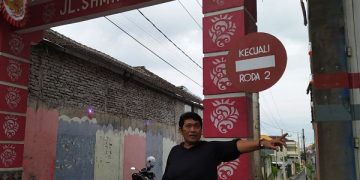 Warga menunjukkan lokasi pria yang menodongkan senjata api. Foto: Bacaini/A.Ulul