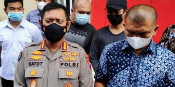Pelaku HF (bertopi hitam) saat diamankan di Mapolda Jatim. Foto: Polda Jatim