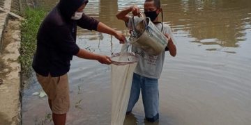 Tim ECOTON melakukan pengambilan sampel di sungai Tulungagung untuk mengetahui kandungungan mikroplastik. Foto: ECOTON