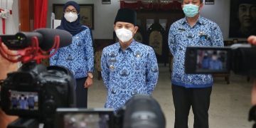 Bupati Trenggalek, Mochammad Nur Arifin saat siaran pers. Foto: Bacaini/Aby