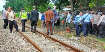 Petugas kepolisian bersama warga di lokasi kecelakaan. Foto: Bacaini/A.Ulul