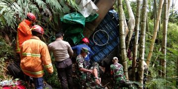 Petugas gabungan mengevakuasi truk dan sopir yang masuk ke jurang di Payung, Batu. Foto: Polres Batu