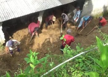 TNI-POLRI  bersama masyarakat bergotong-royong membersihkan material longsor. Foto: Bacaini/Aby