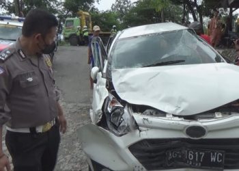 Polisi amankan kendaraan yang terlibat kecelakaan beruntun di Kabupaten Jombang. Foto: Bacaini/Syailendra