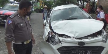 Polisi amankan kendaraan yang terlibat kecelakaan beruntun di Kabupaten Jombang. Foto: Bacaini/Syailendra