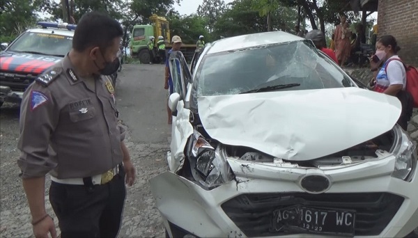 Diduga Rem Blong, Bus Bagong Santap Enam Kendaraan Di Jombang - Bacaini.id