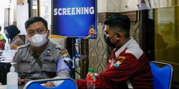 Polisi mendapat vaksin booster di Mako Polres Jombang. Foto: Bacaini/Syailendra